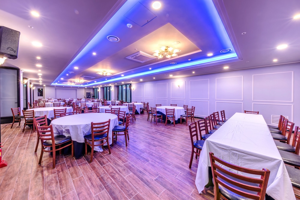 Leslie Hotel 34/42