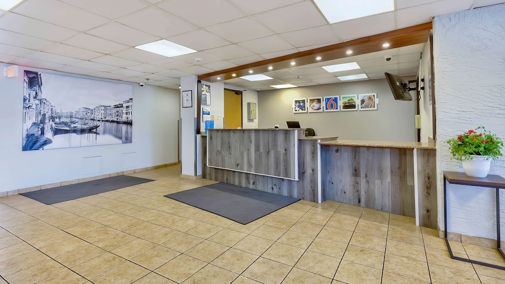 Lobby at Motel6 Milwaukee, WI - Glendale, MILWAUKEE - WI