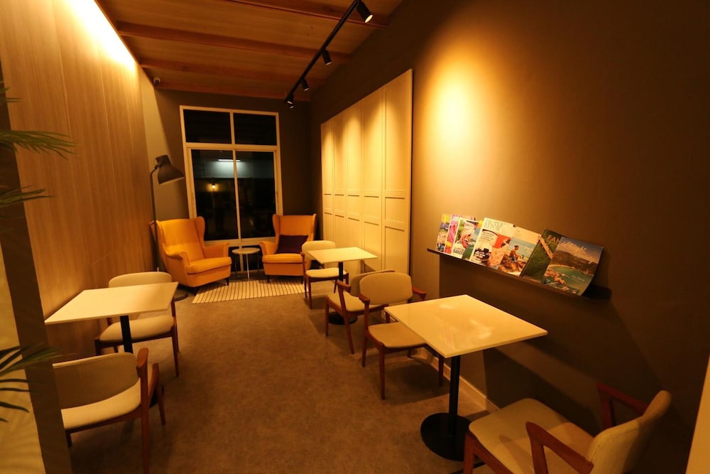 The Royal Bee Apart Hotel 33/36