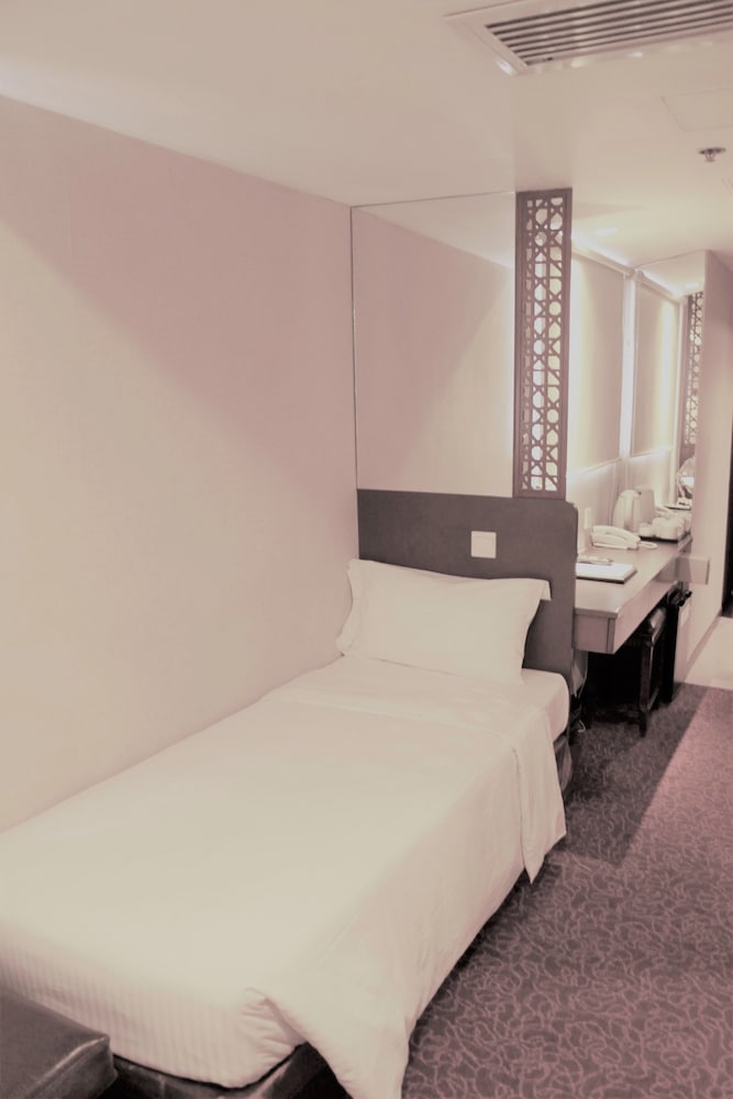 ORIENTAL LANDER HOTEL 8/41