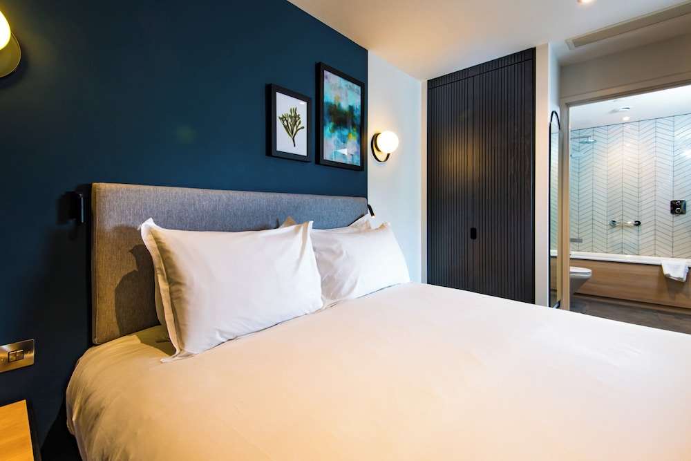 1 Bedroom, East, Suite, King Bed, Harbour View, Kitchen