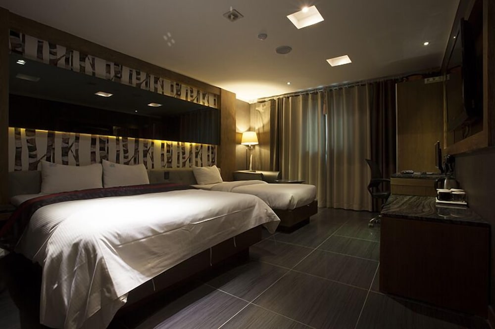 Zenith Hotel 40/63