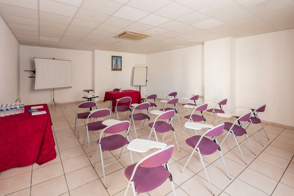 Hotel de L Esterel 40/50