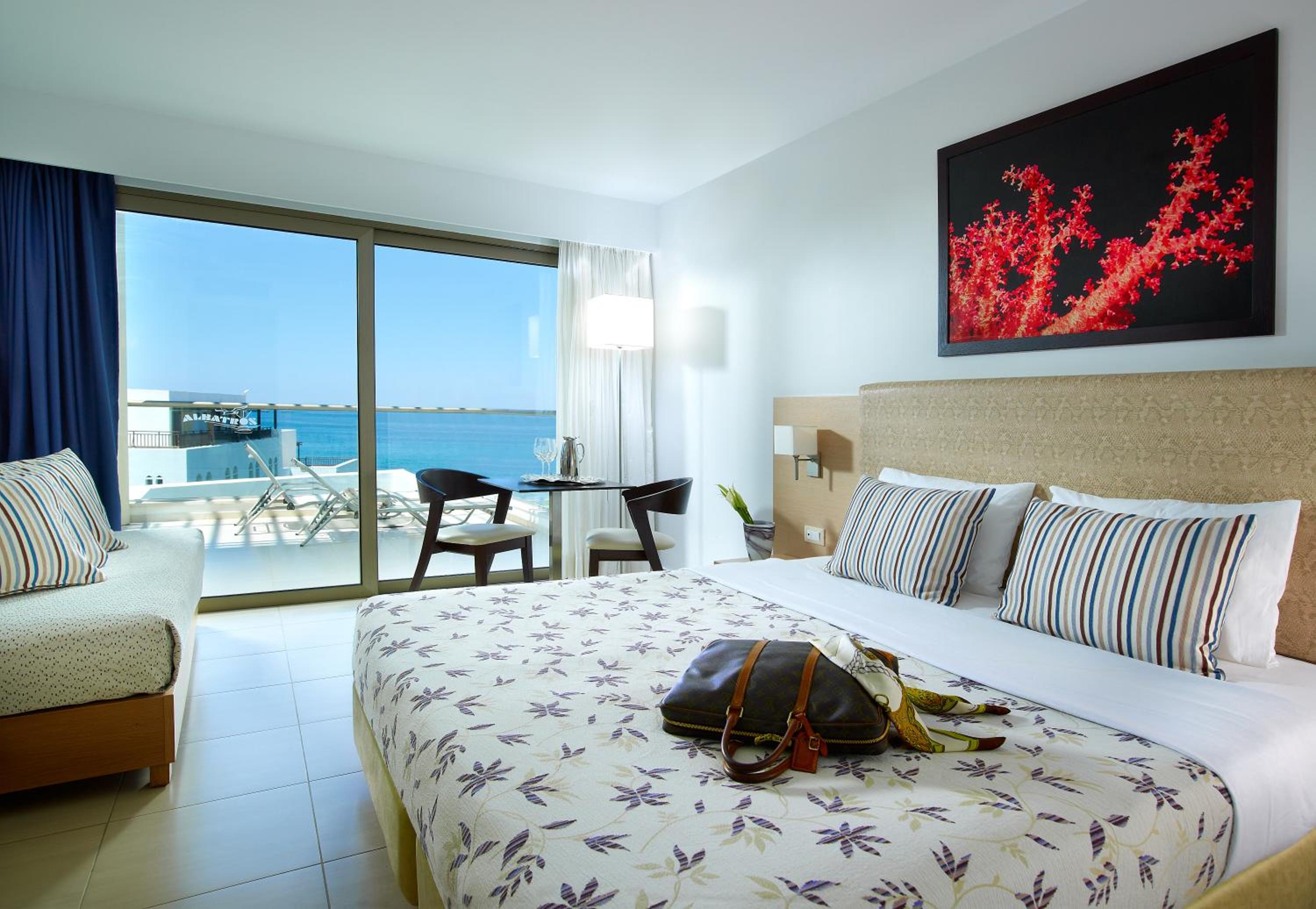 غرفة سوبيريور بسرير مزدوج بإطلالة على البحر، Albatros Spa and Resort Hotel 2/7