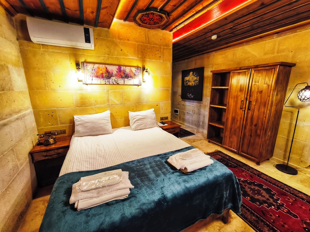 SUITE, QUEEN BED, HOT TUB