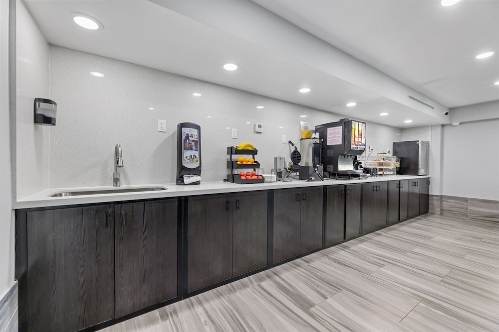 Days Inn & Suites by Wyndham Texas City 12/52