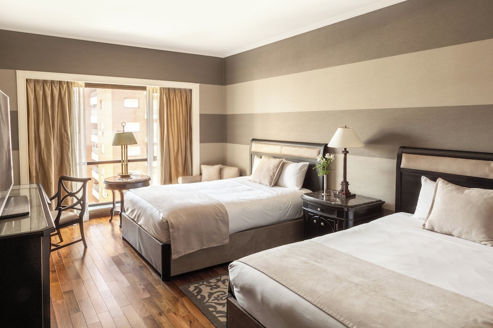 Club, Twin Beds, City View, Bath and Shower