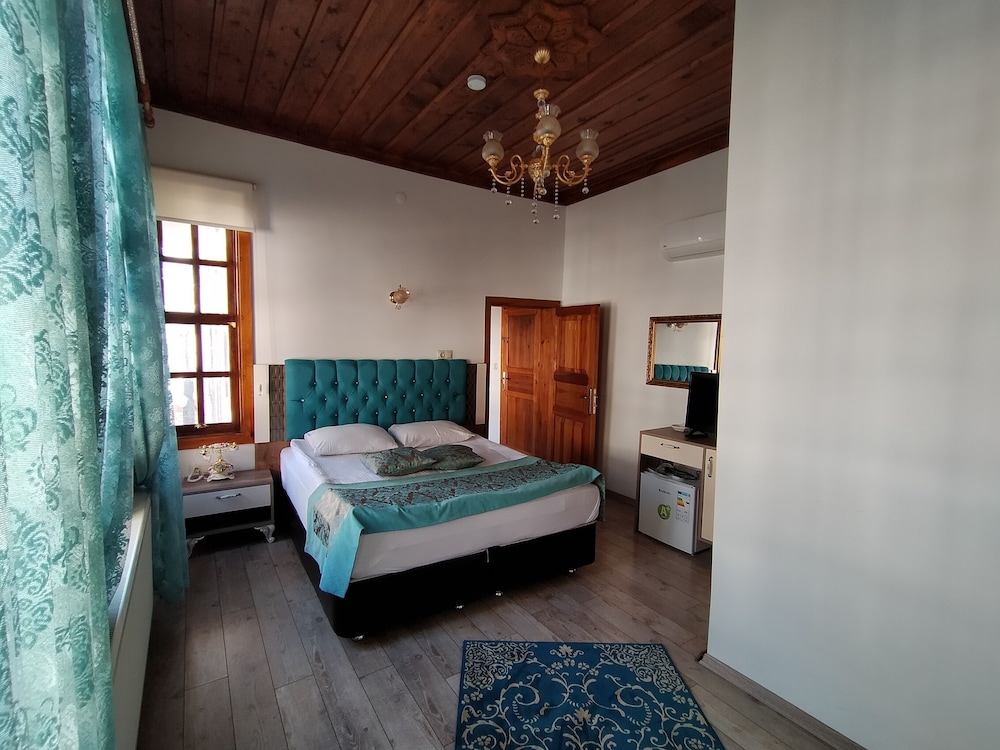 Deluxe, Studio, Suite