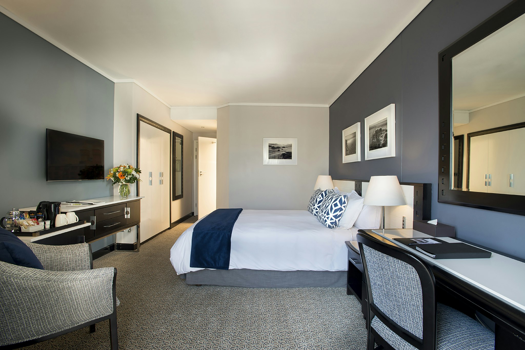 The Commodore Hotel 22/62