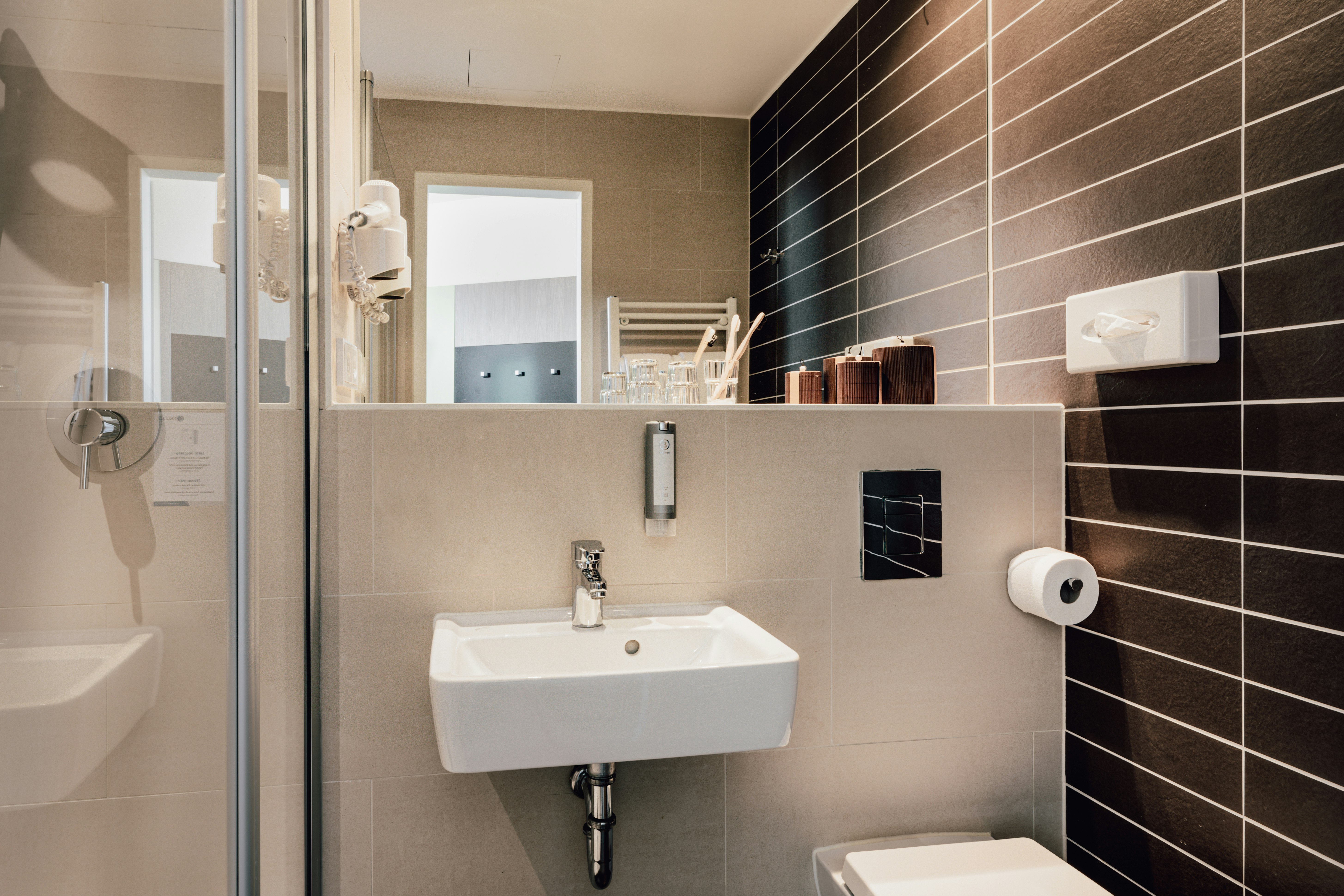 غرفة بريميوم بسريرين منفصلين مع أريكة، Garner Hotel Berlin - Charlottenburgm, an IHG Hotel 9/9
