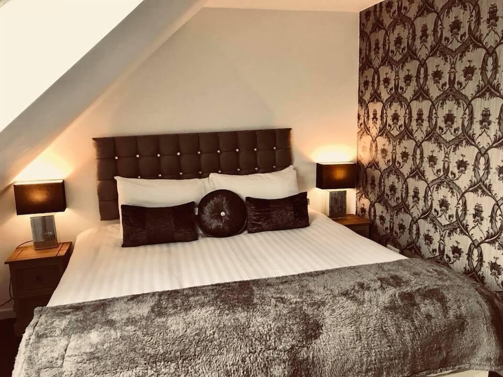 SUITE, DOUBLE OR TWIN BED