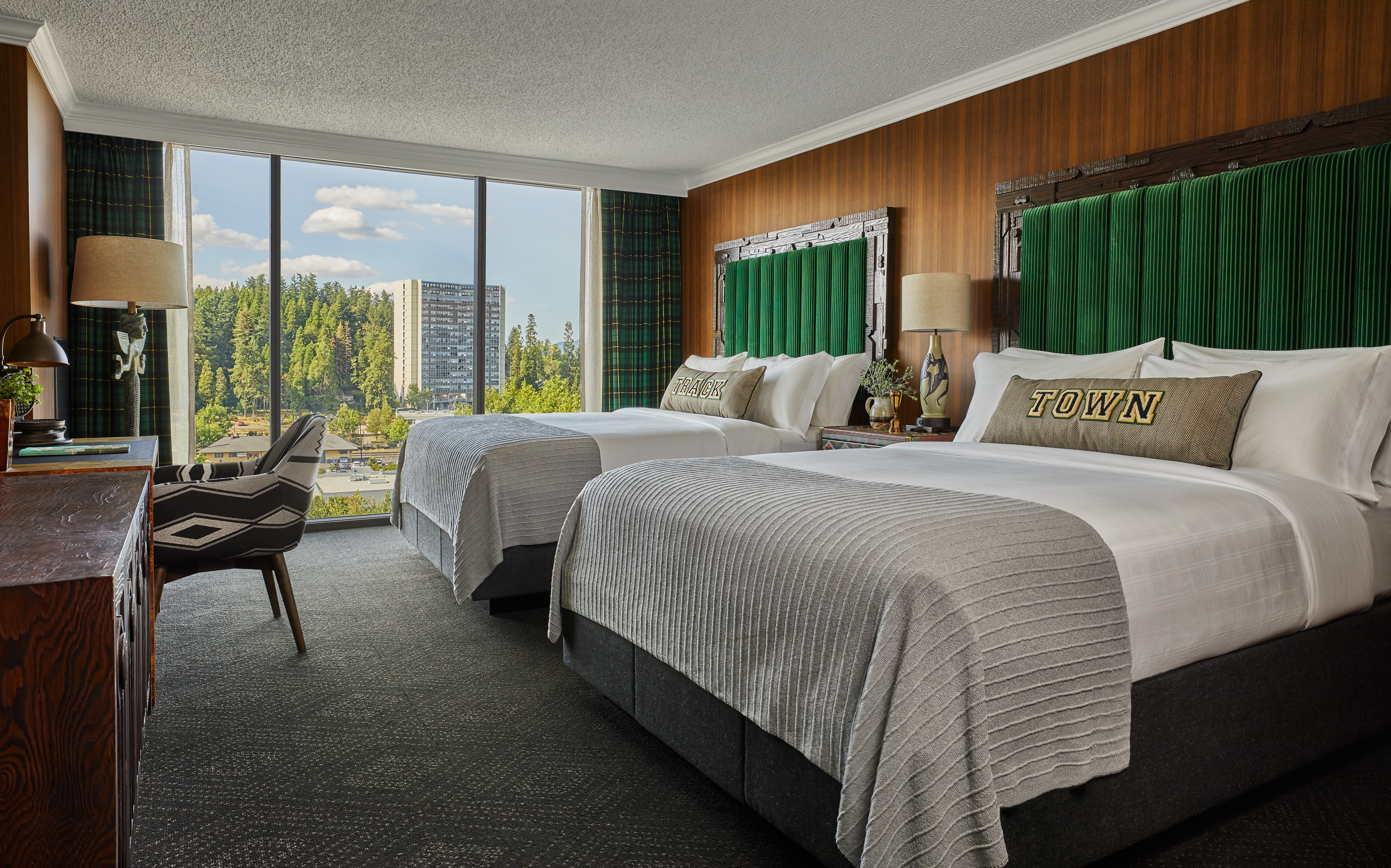 GRADUATE, 2 QUEEN BEDS