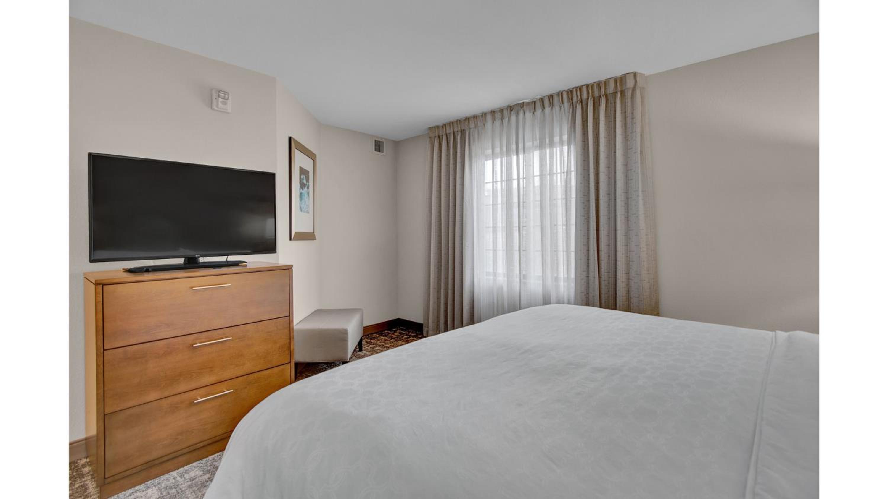 جناح بسرير كينج بغرفتي نوم لذوي الإعاقة، Staybridge Suites Salt Lake-West Valley City 6/10