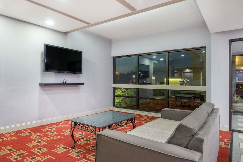 Super 8 by Wyndham Wichita South 12/15