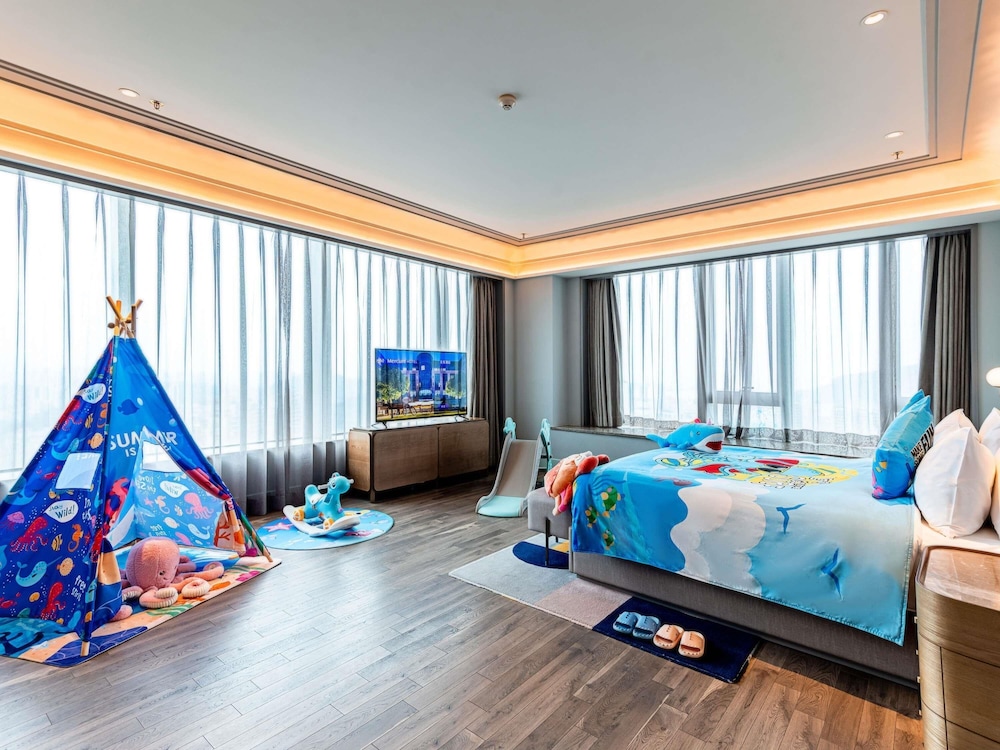 PRIVILEGE, KING BED