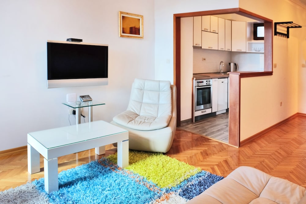 VILA LUX HOTEL 30/70