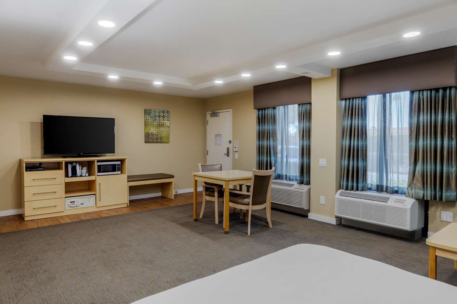 Best Western Plus South Coast Inn 40/72