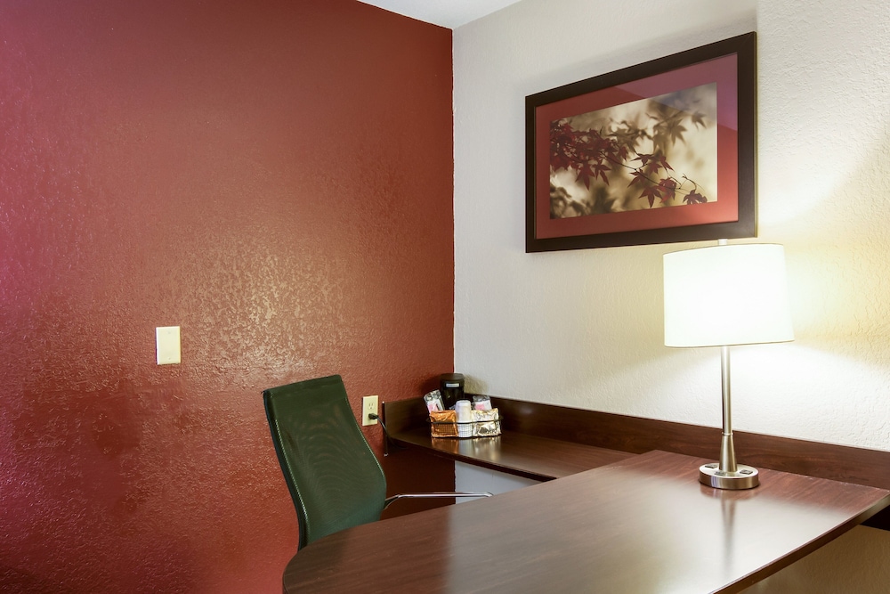Red Roof Inn Grand Rapids Airport 24/33