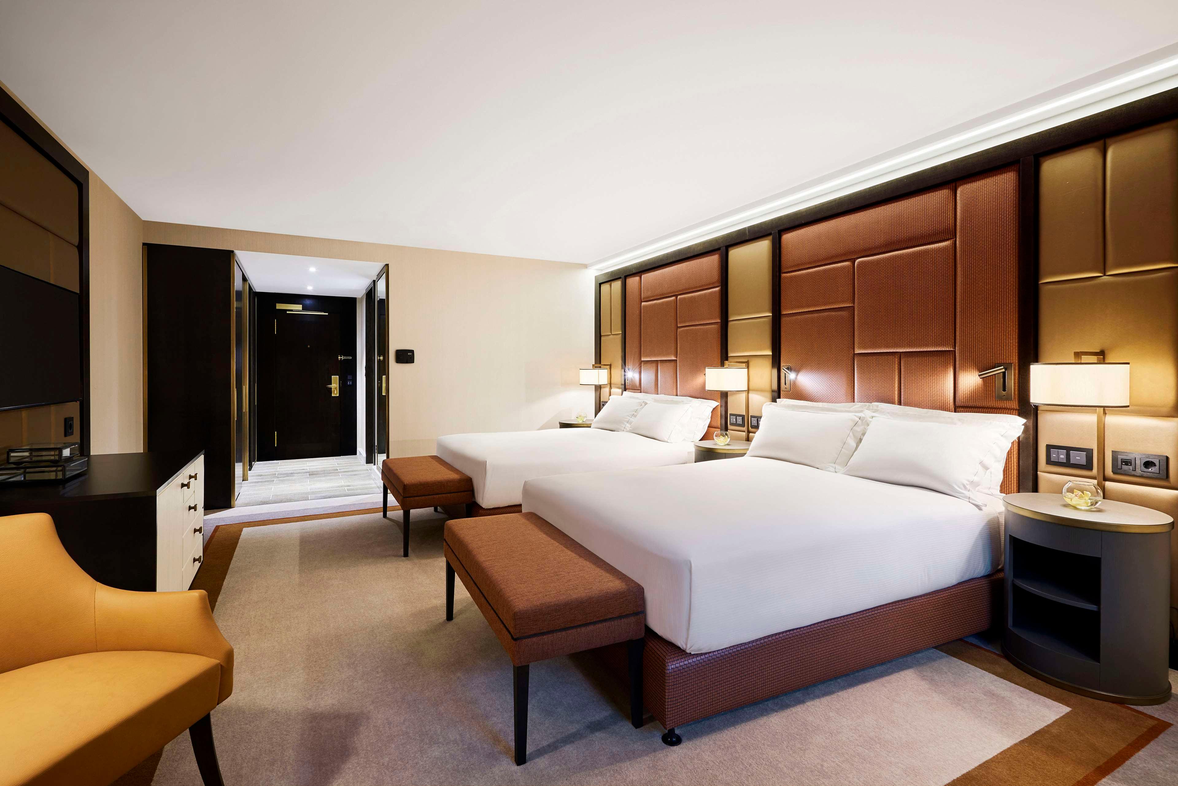 SUPERIOR, QUEEN BED, STREET VIEW