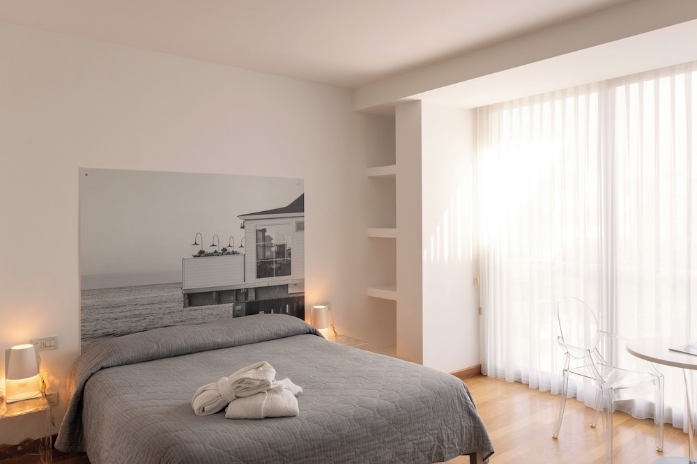 DELUXE, DOUBLE BED