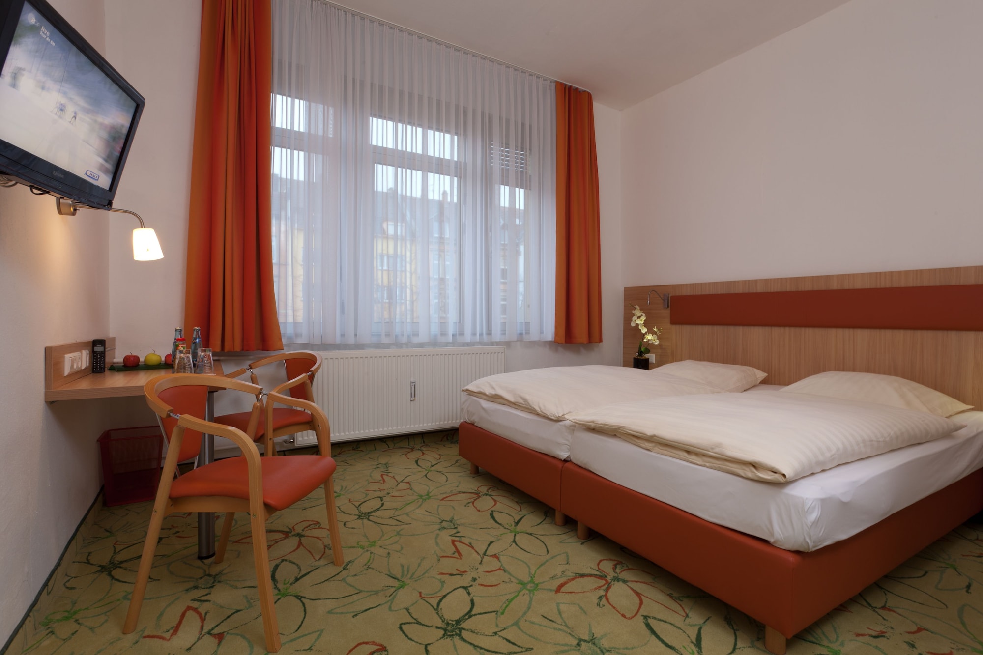 ROOM, DOUBLE BED