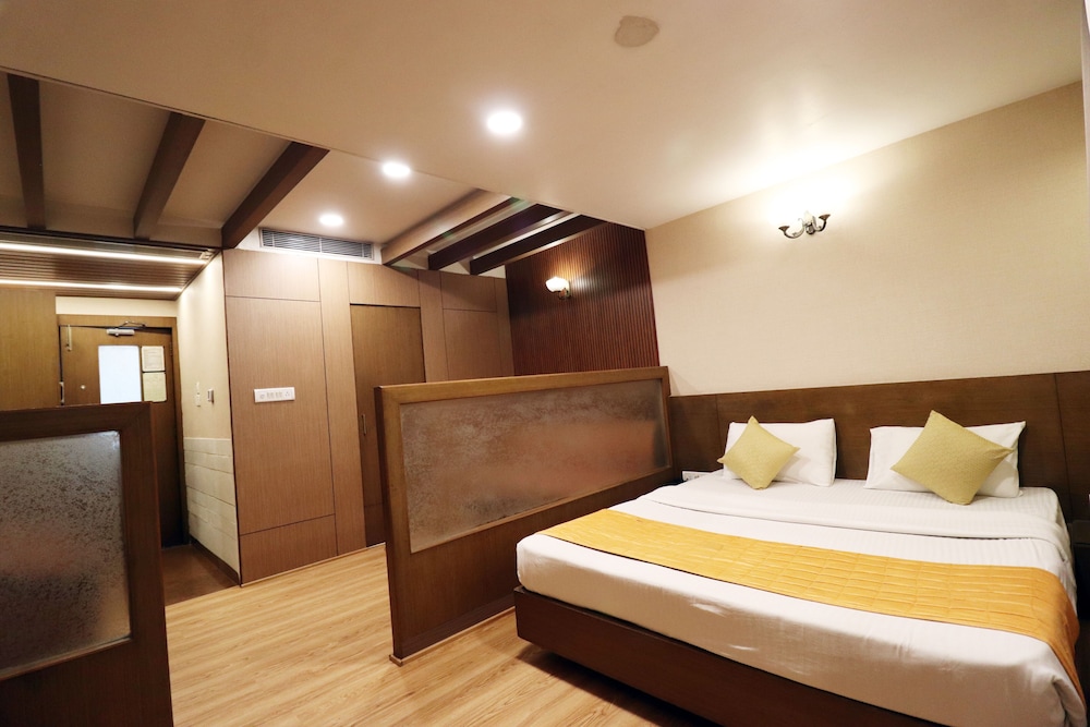 Hotel Rajhans Regent 14/48