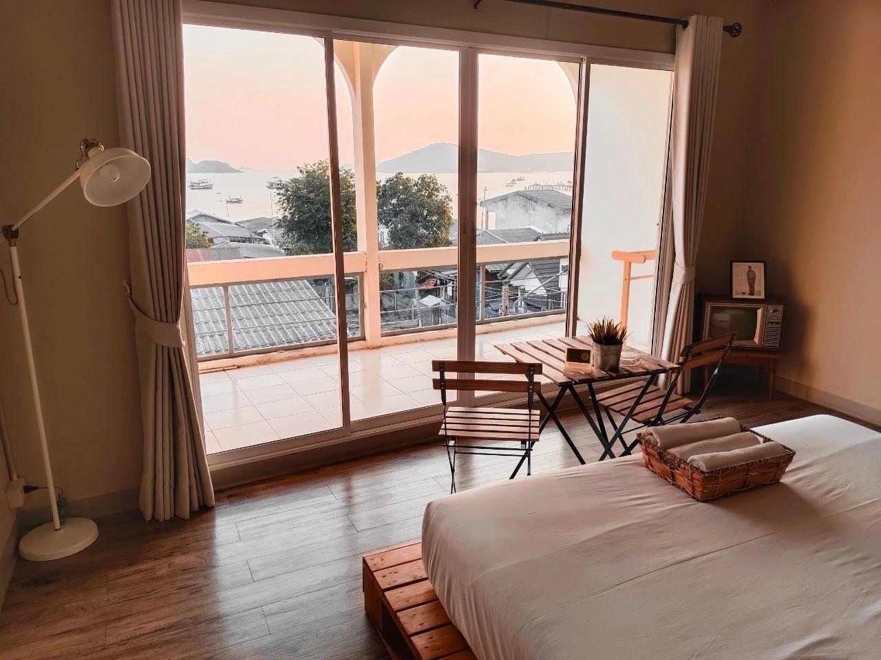 Specialty, King Bed, with View, Sofa