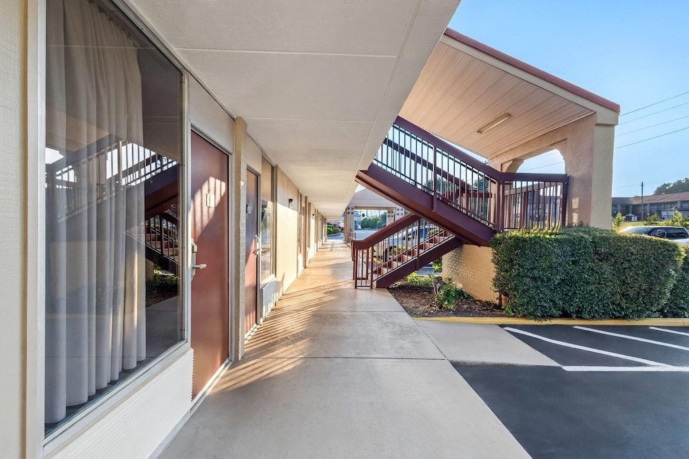 Super 8 by Wyndham Commerce 40/45