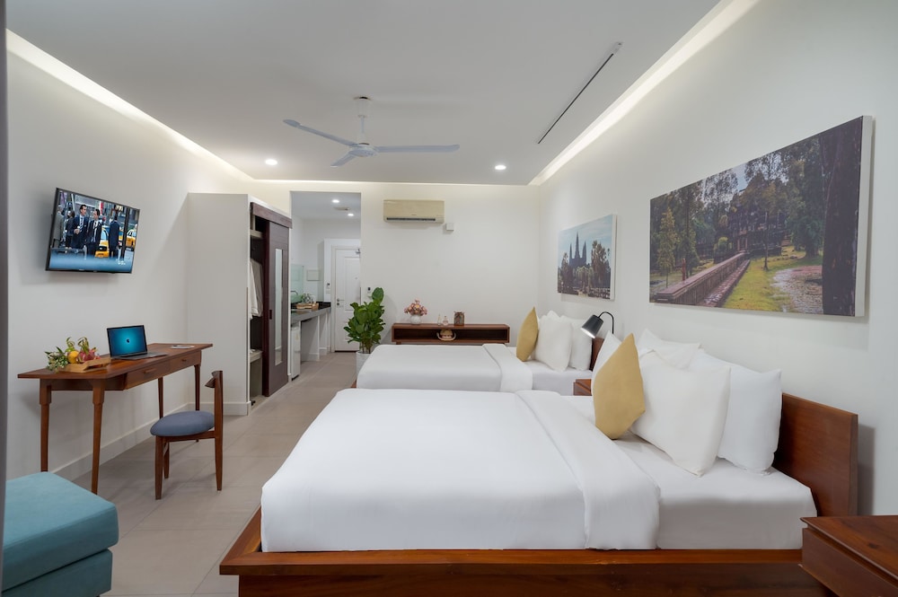 SUPERIOR, TWIN BEDS, POOL VIEW