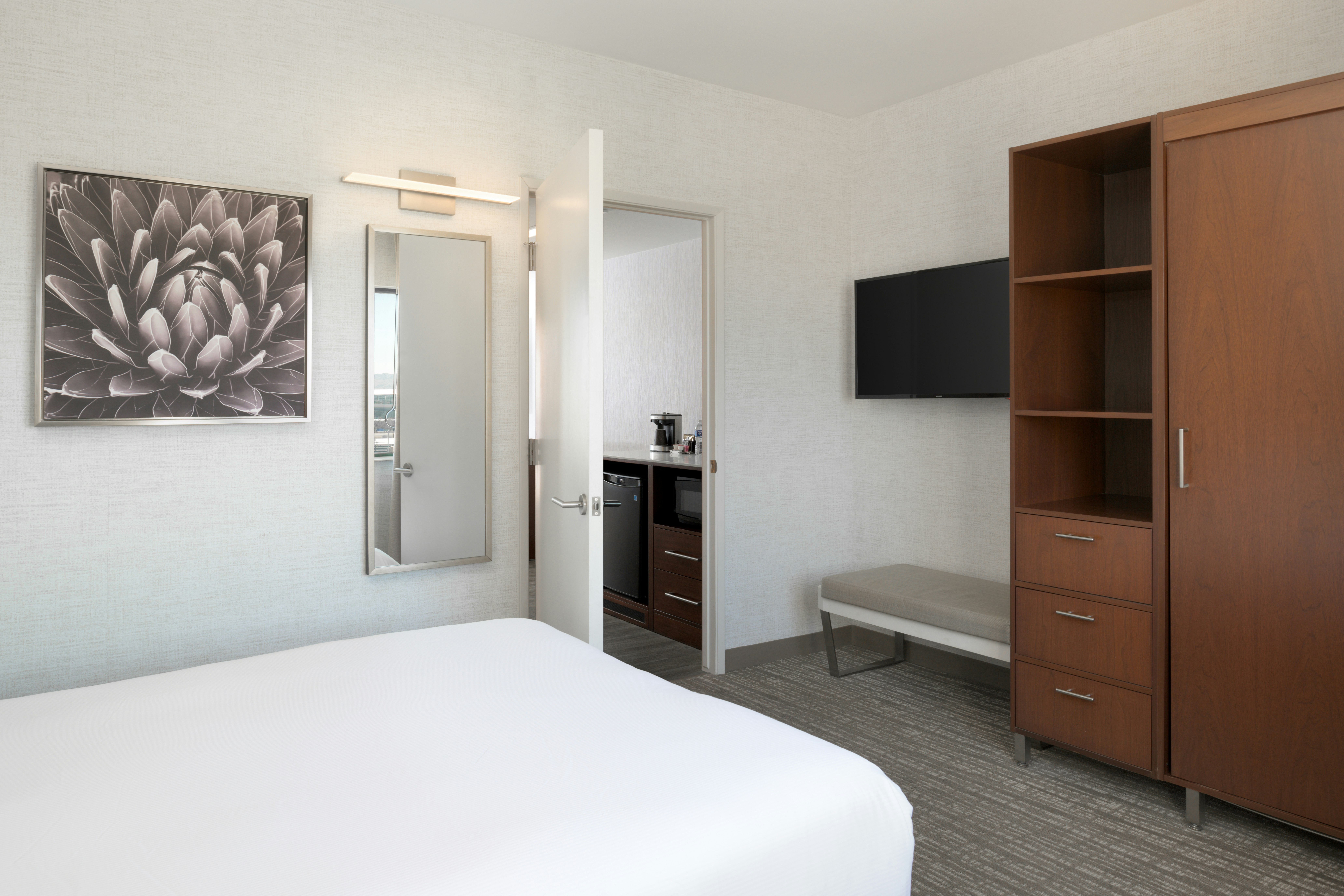 1 BEDROOM, SUITE, QUEEN BED, ACCESSIBLE
