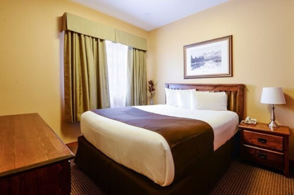 Canmore Rocky Mountain Inn 8/32