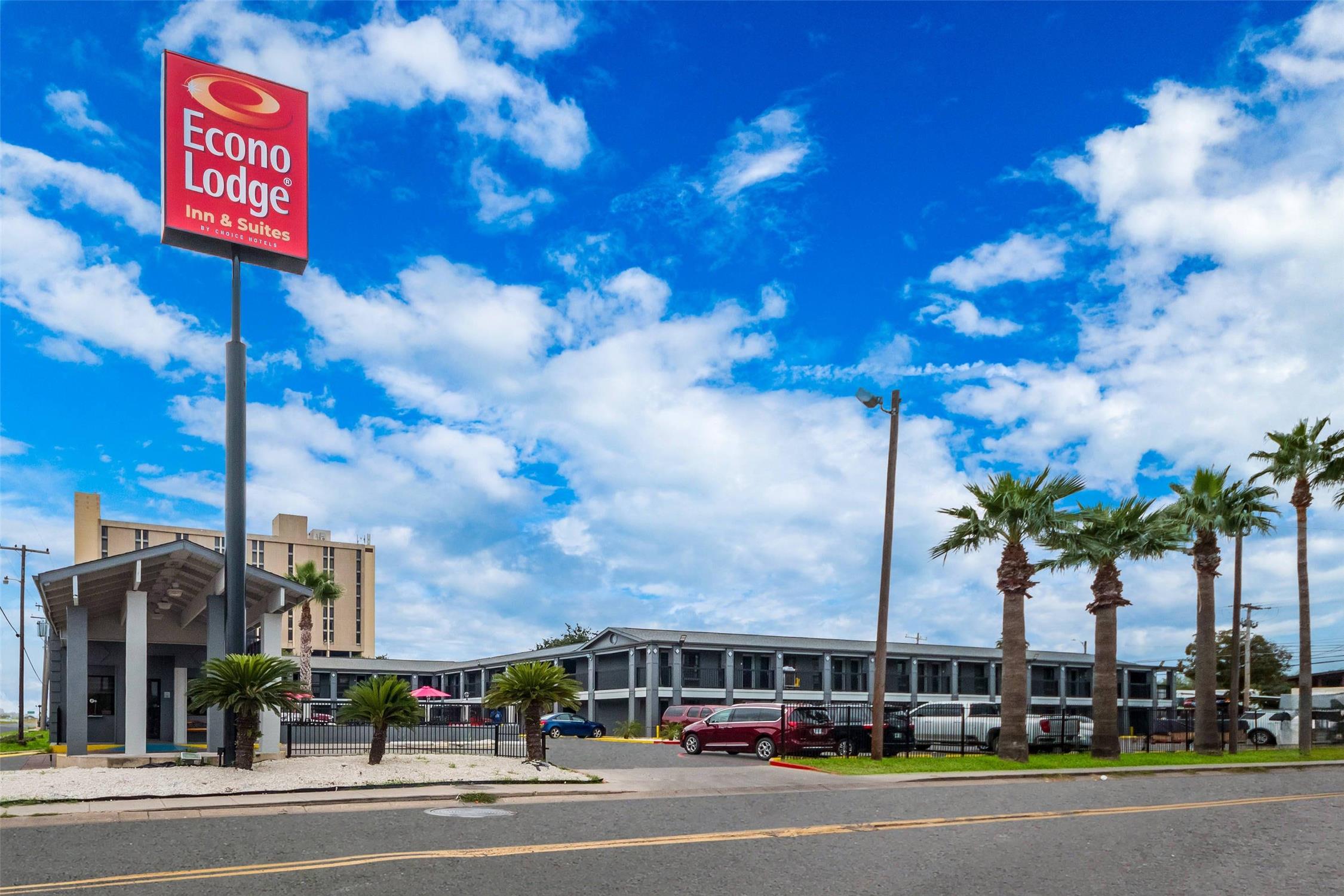 Econo Lodge Inn Suites Laredo 14/16