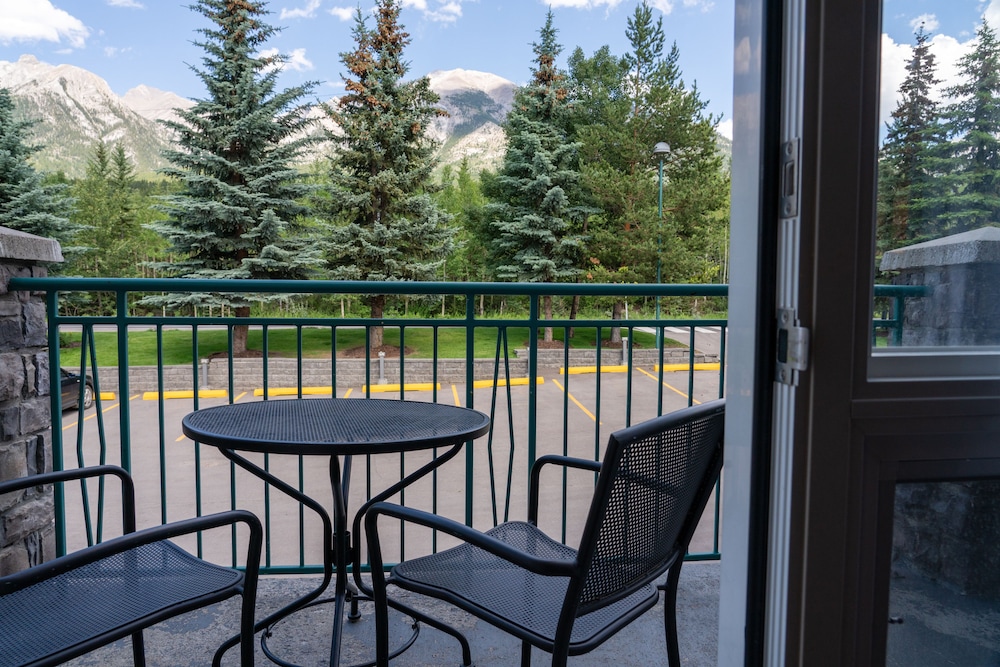 Canmore Pocaterra Inn & Waterslide 65/81