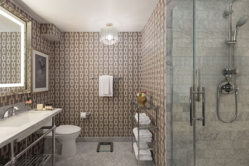 جناح جونيور بسرير كوين مع أريكة، Claremont Resort & Club 3/3