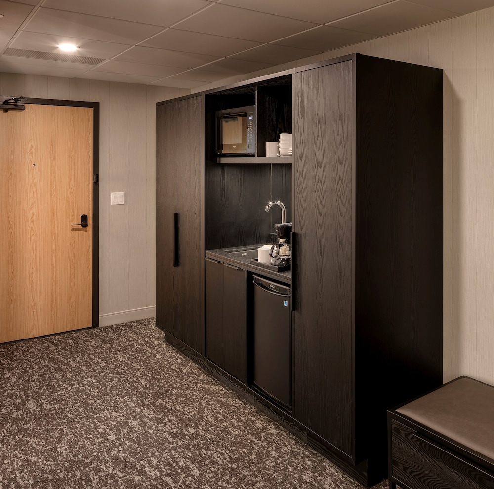 Peaks Hotel & Suites 6/50