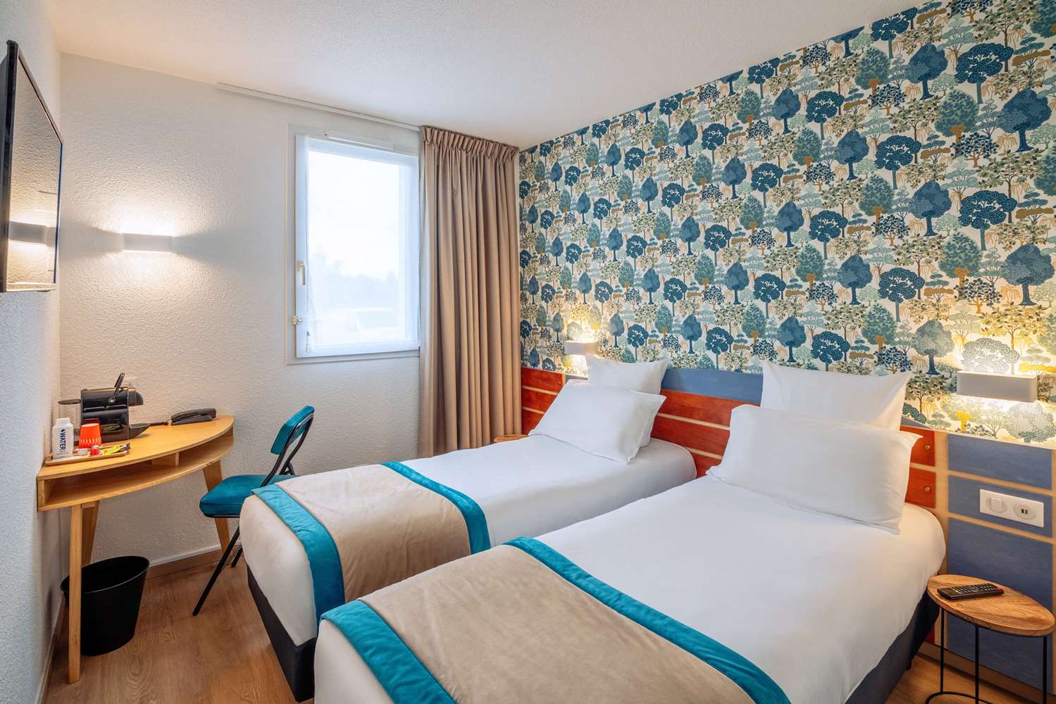 Standard, Twin Beds, Court View
