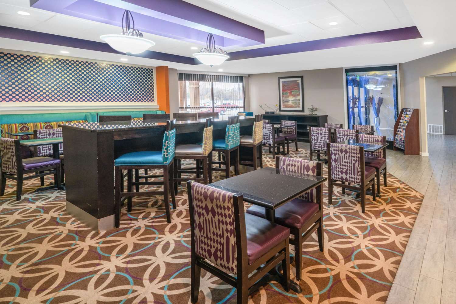 La Quinta Inn & Suites by Wyndham Memphis Airport Graceland 56/71