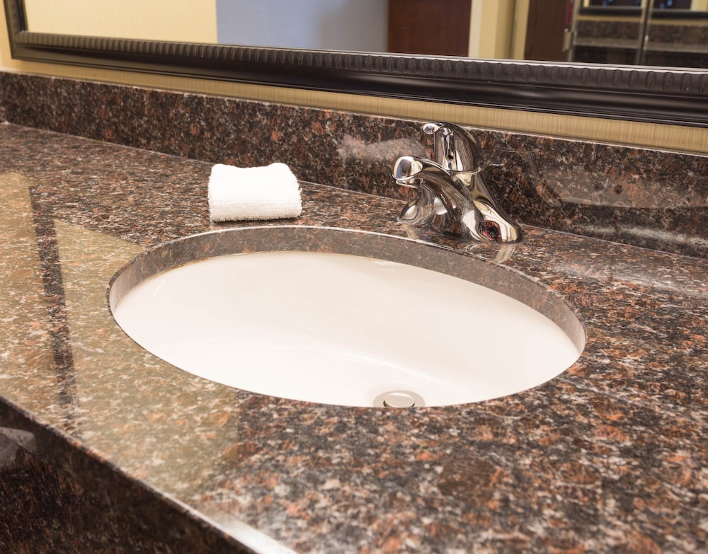 جناح بسريرين كوين بغرفتين مع أريكة، Drury Inn and Suites Frankenmuth 5/5