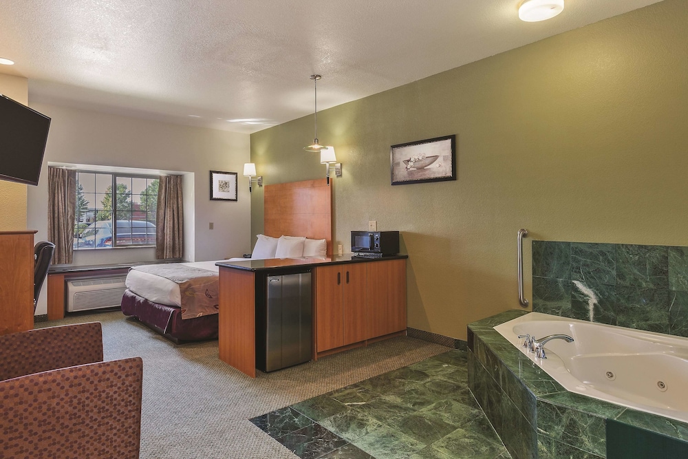 La Quinta Inn & Suites by Wyndham Tulare 6/40