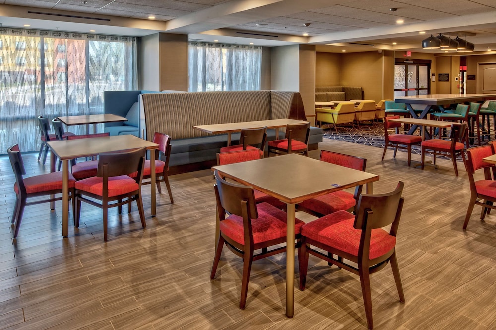 Hampton Inn Fresno Airport 28/38