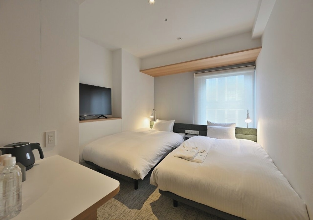 RENOVATED, SMART, TWIN BEDS