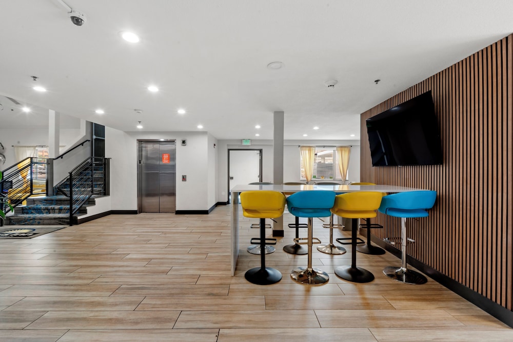 Days Inn by Wyndham Thornton 52/59