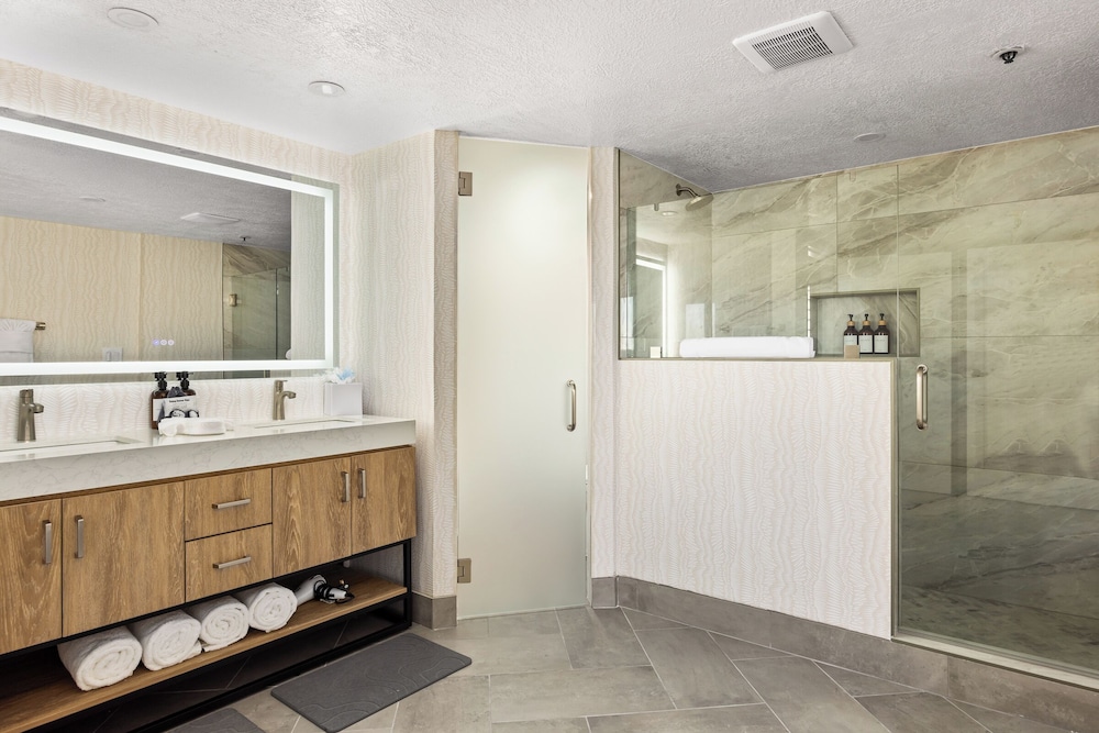 456 Embarcadero Inn Suites 9/77