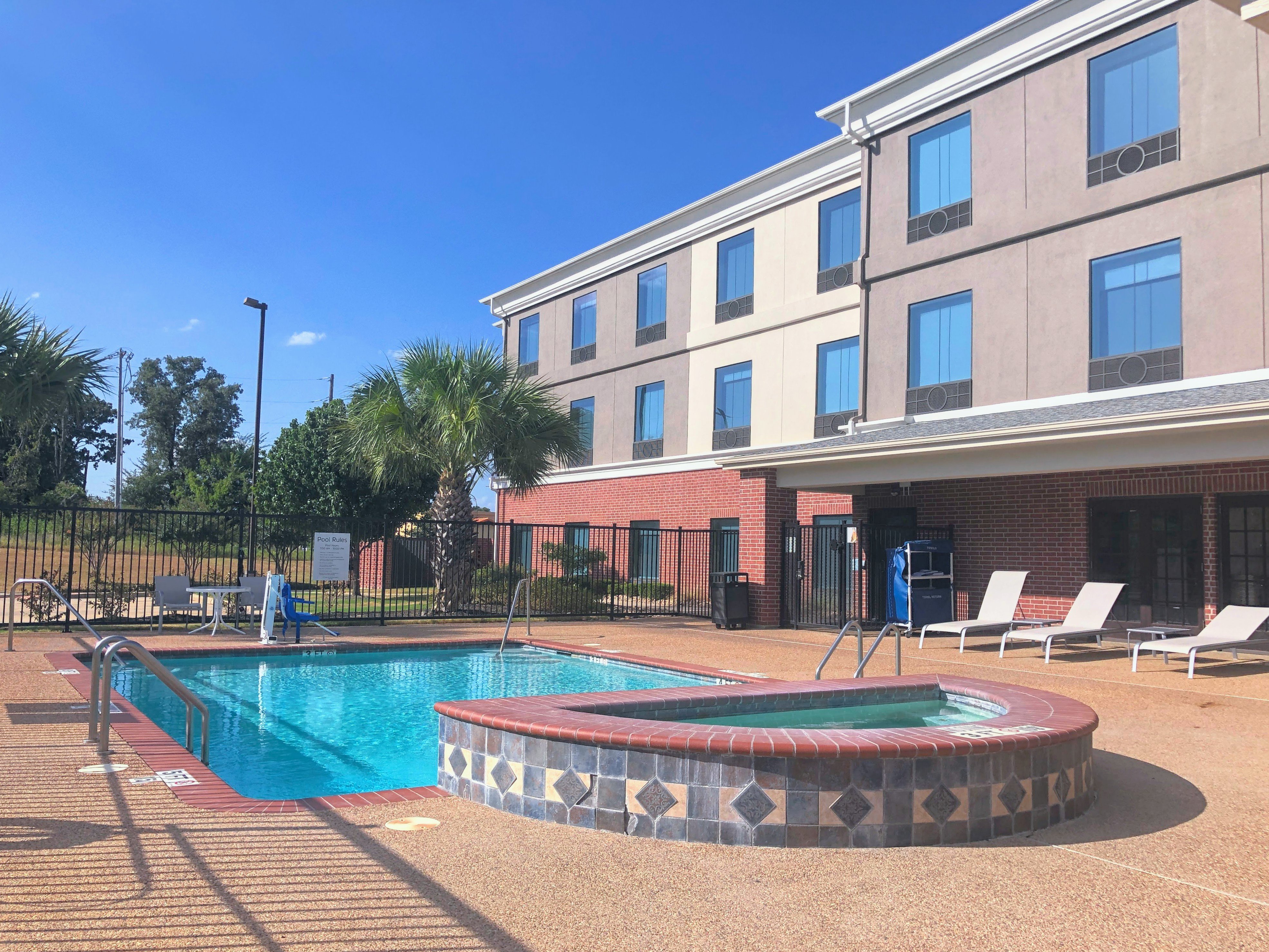 Holiday Inn Express Suites Hearne 5/49