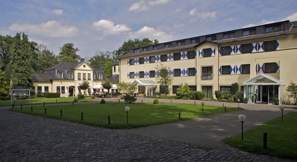 Parkhotel Schloss Hohenfeld (Parkhotel Hohenfeld) 1/65