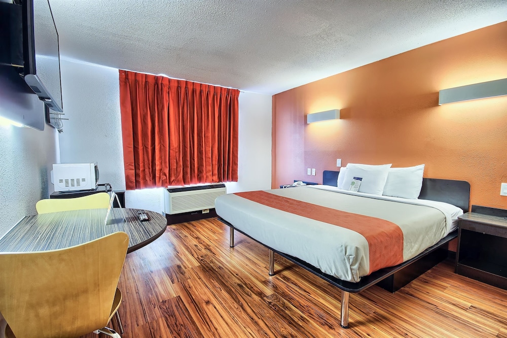 Motel6 Columbus, OH - West 26/58