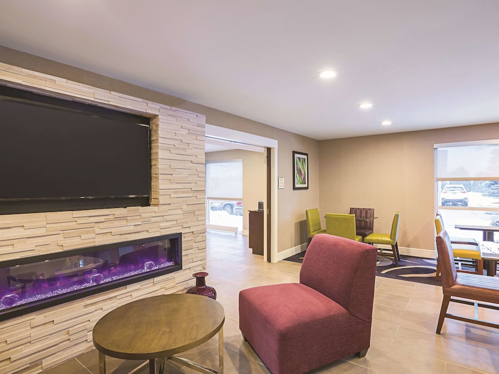 La Quinta Inn & Suites by Wyndham Detroit Utica 37/49