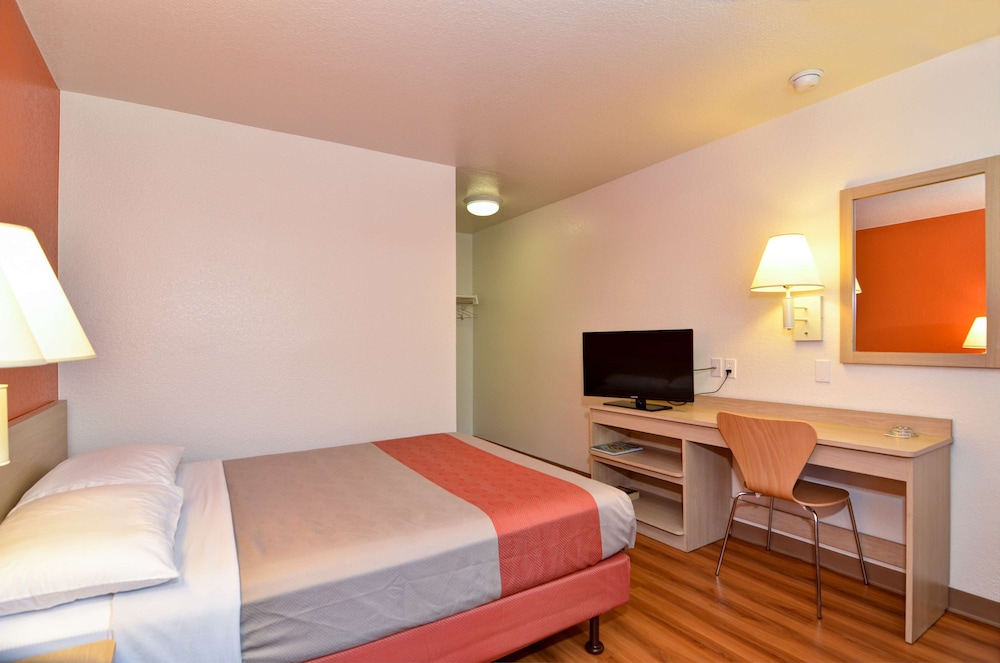 Motel6 Palm Springs, CA - East - Palm Canyon 16/50