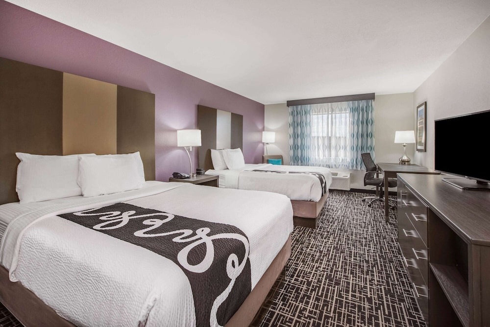 La Quinta Inn & Suites by Wyndham Fairborn Wright-Patterson 16/50