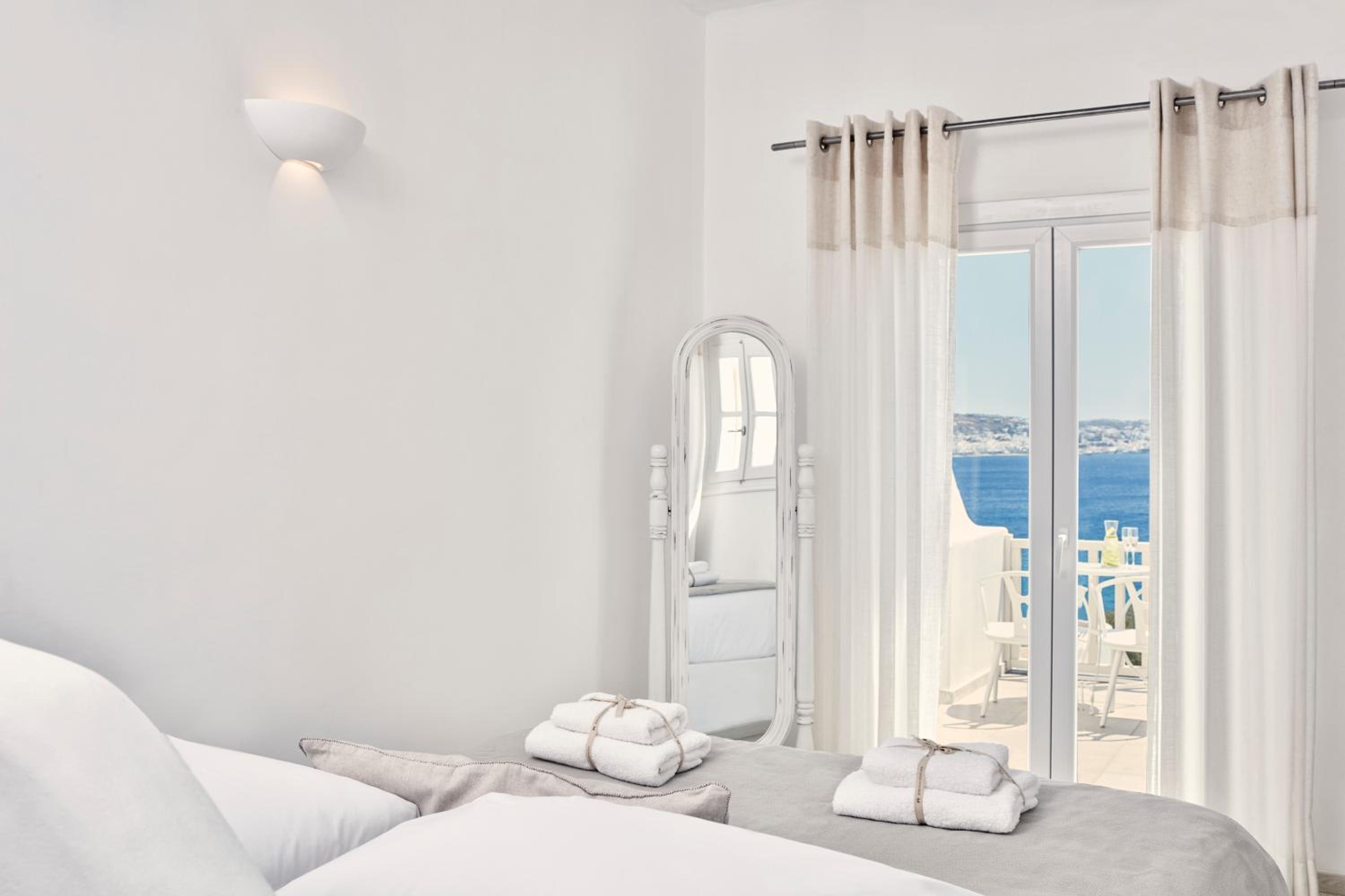 جناح شهر العسل بإطلالة على البحر بجاكوزي، Mykonos Princess 6/6